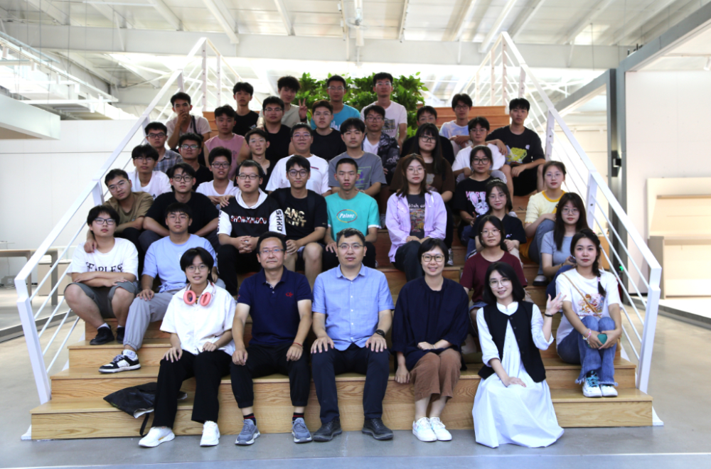 石家莊鐵道大學工業設計系師生到常宏產業園參觀考察