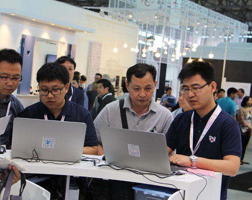 工作人員為觀眾進行介紹