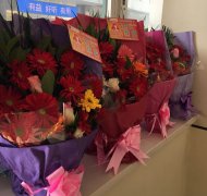 花送雷鋒手，情暖雷鋒心&mdash;&mdash;&ldquo;萬(wàn)朵鮮花送雷鋒&rdquo;活動(dòng)溫暖落幕